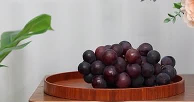 实拍夏季美味的葡萄视频的预览图